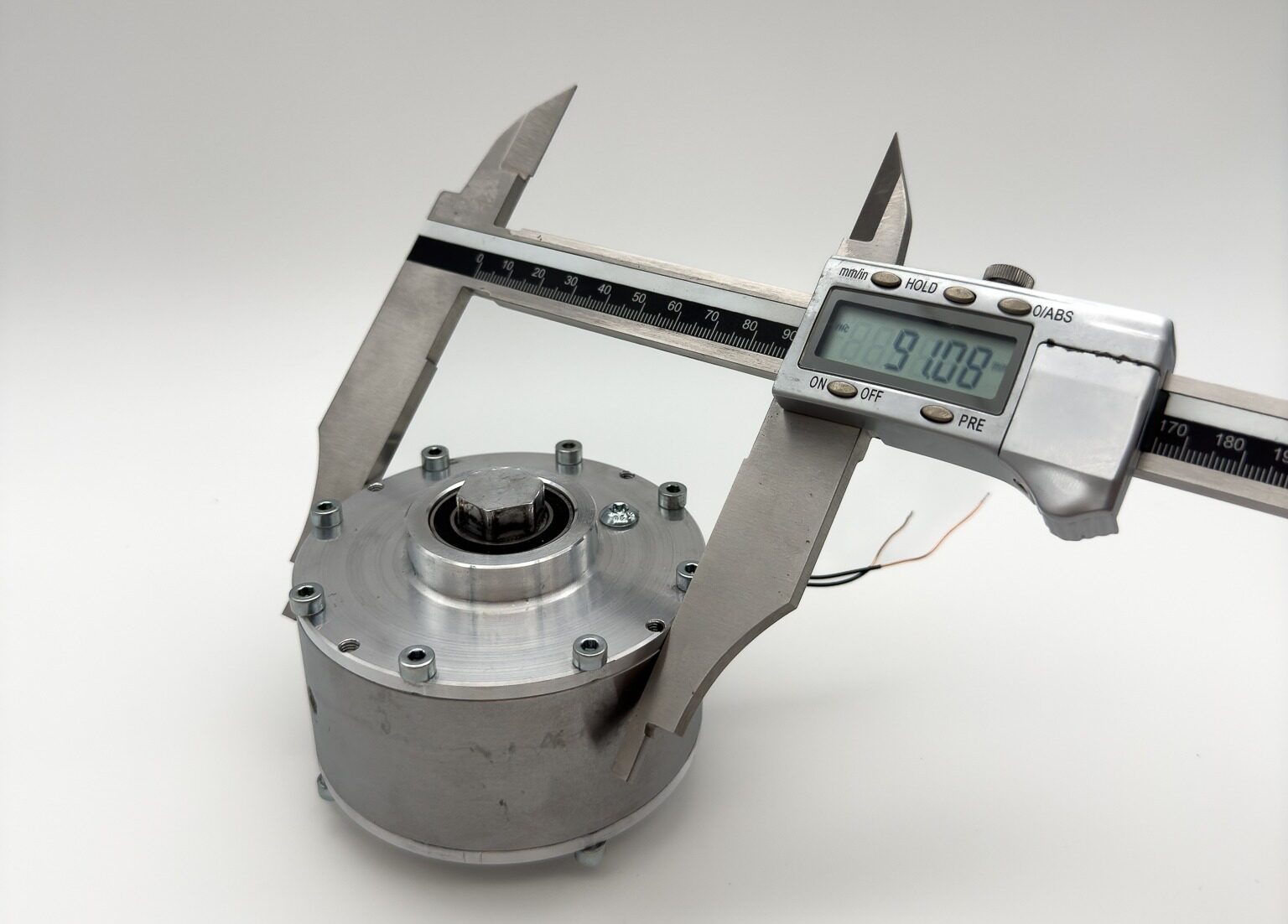 Measuring the outer diameter of the INVENTUS MR brake WP (A) with a calliper
